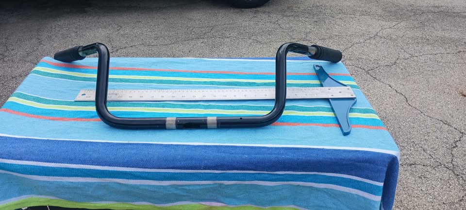 Harley Davidson replacement handlebar. Fits different models. 31 inches wide, 14 inches tall.