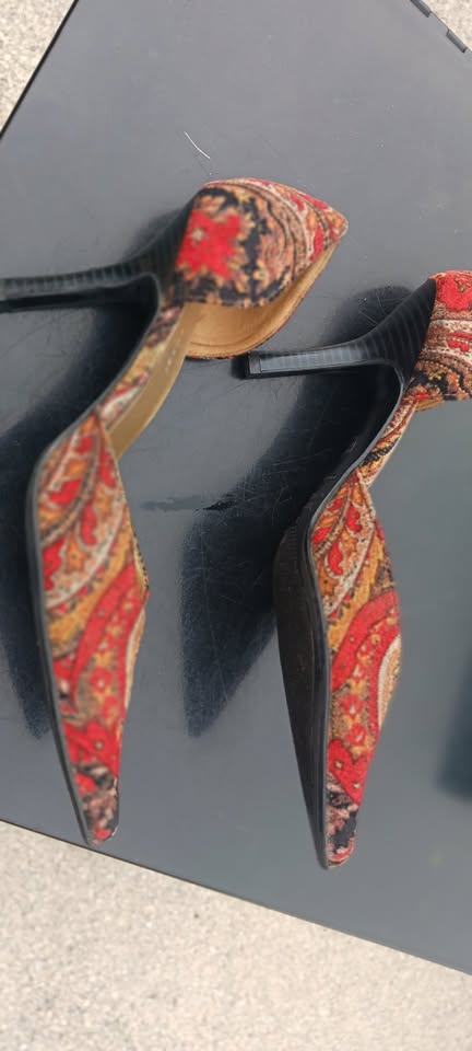 Spiked Stilettos, HIGHLIGHTS, CHERRY RED ARABESQUE EFFECT DESIGN, size US 8, NEVER USED