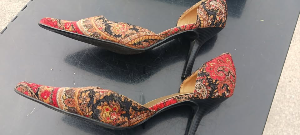 Spiked Stilettos, HIGHLIGHTS, CHERRY RED ARABESQUE EFFECT DESIGN, size US 8, NEVER USED