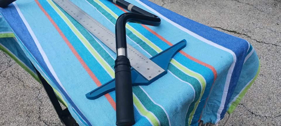 Harley Davidson replacement handlebar. Fits different models. 31 inches wide, 14 inches tall.