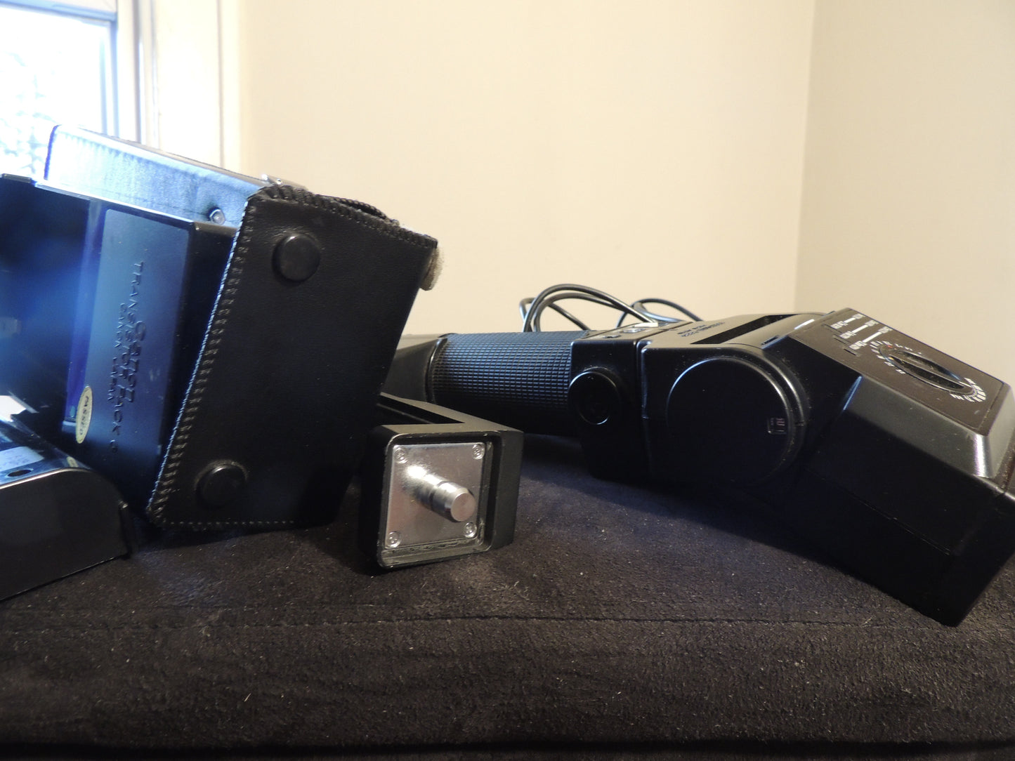 Canon Speedlite 533G flash package with battery and charger