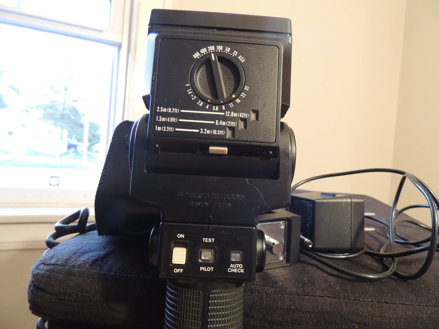 Canon Speedlite 533G flash package with battery and charger