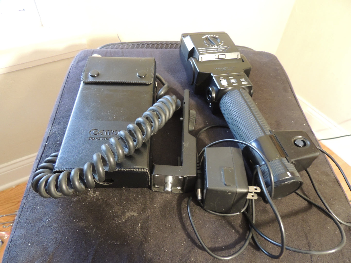 Canon Speedlite 533G flash package with battery and charger