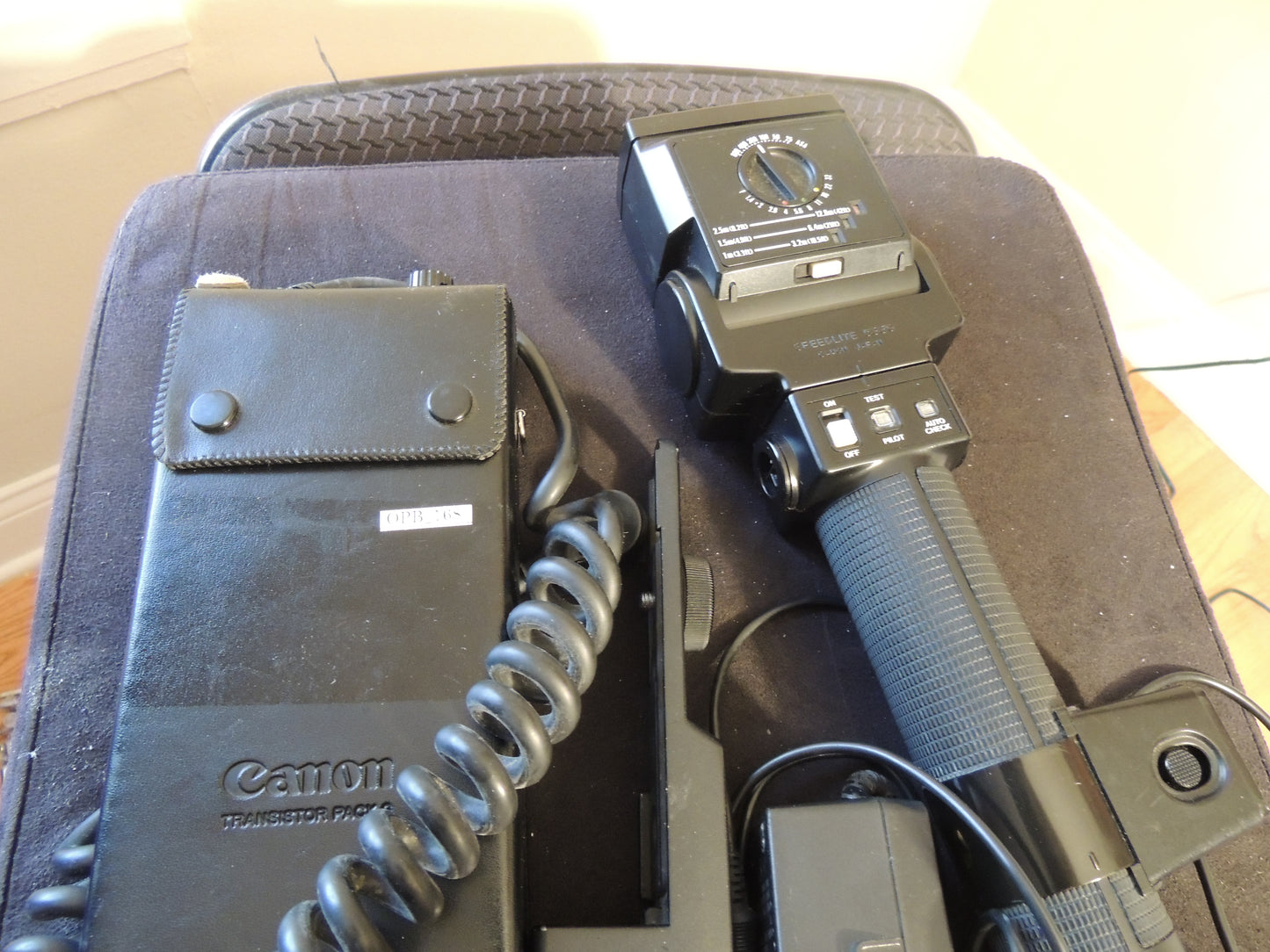 Canon Speedlite 533G flash package with battery and charger