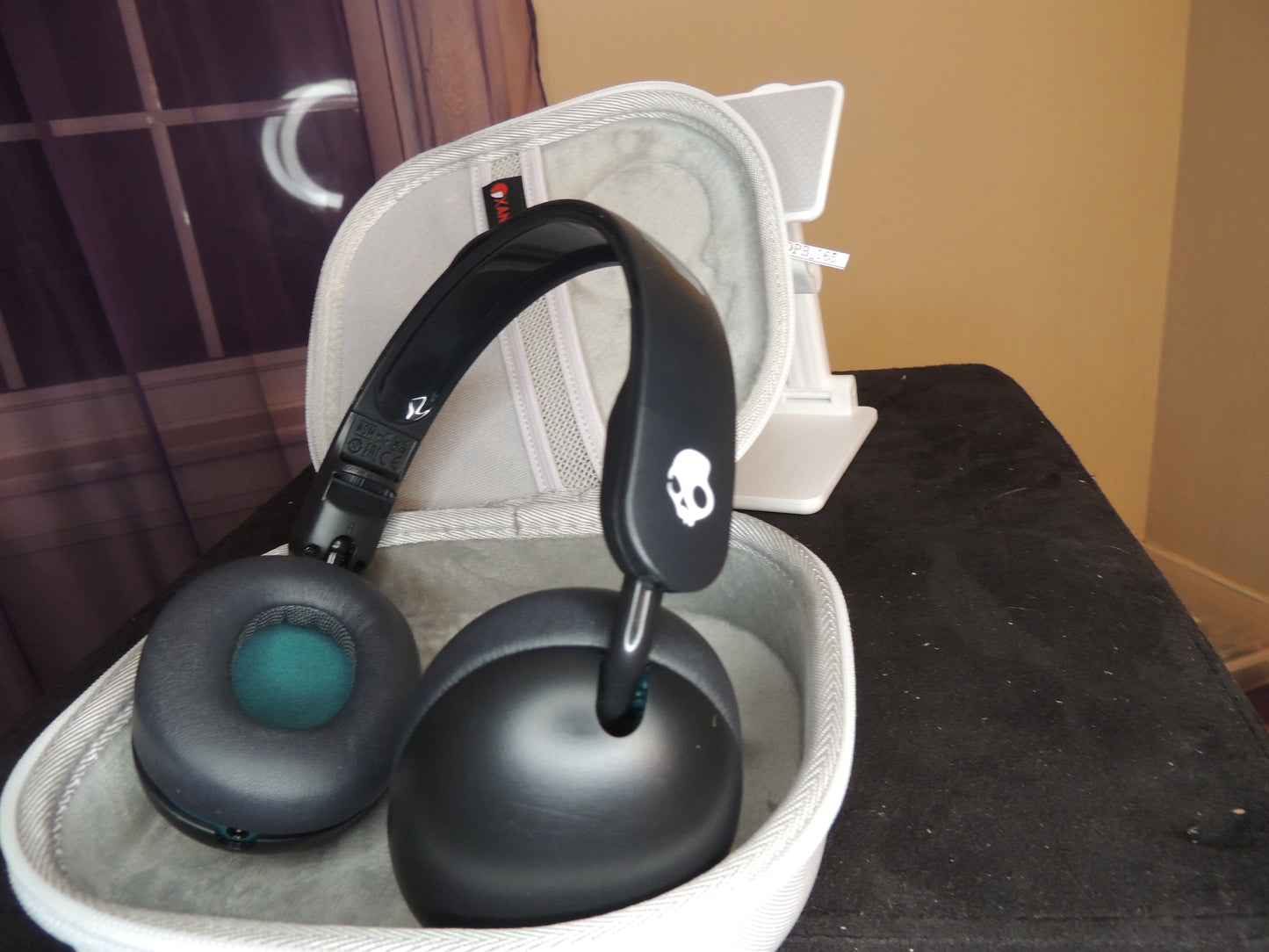 Grom Skullcandy Bluetooth Headphones, S6K8W, with shock resistant case. Brand new, fully tested