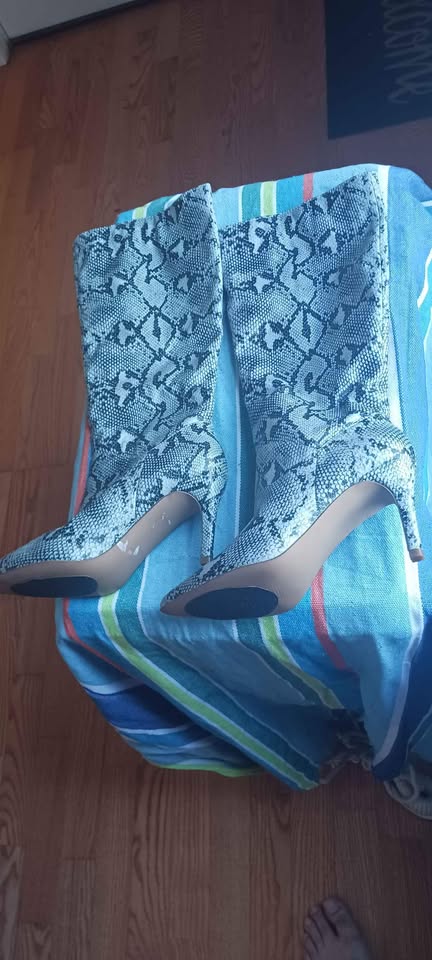 NEW Steve Madden Kinga Blue Faux Snakeskin Women Boot, size 6M