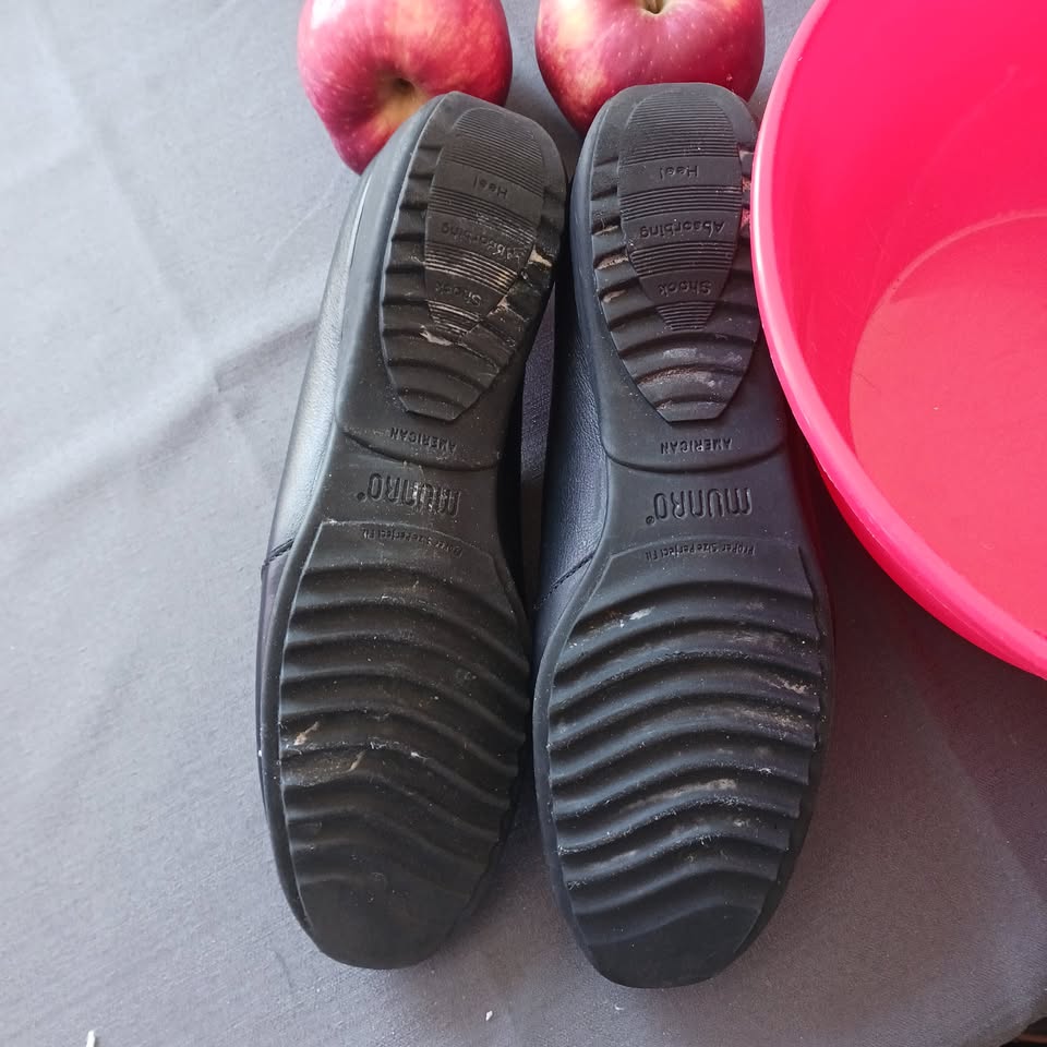 Nursing shoes, Munro Tech sole, Women Size: 8.5 (US)