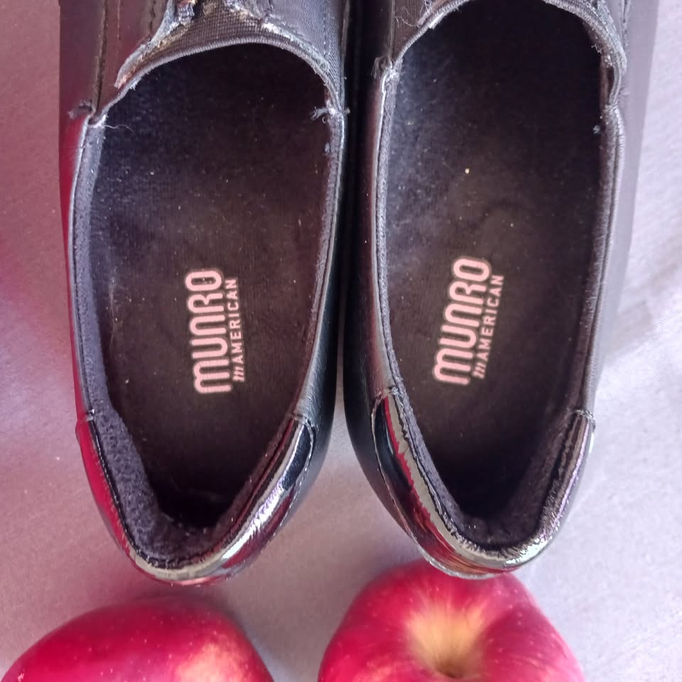 Nursing shoes, Munro Tech sole, Women Size: 8.5 (US)