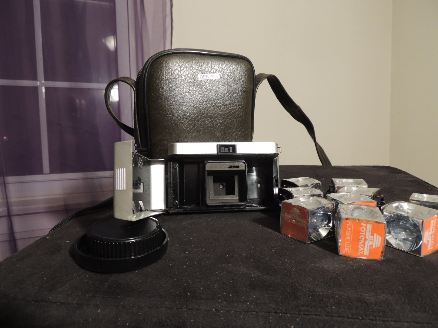 Kodak Instamatic 124, Film Camera, With case and nine (9) original flash cubes