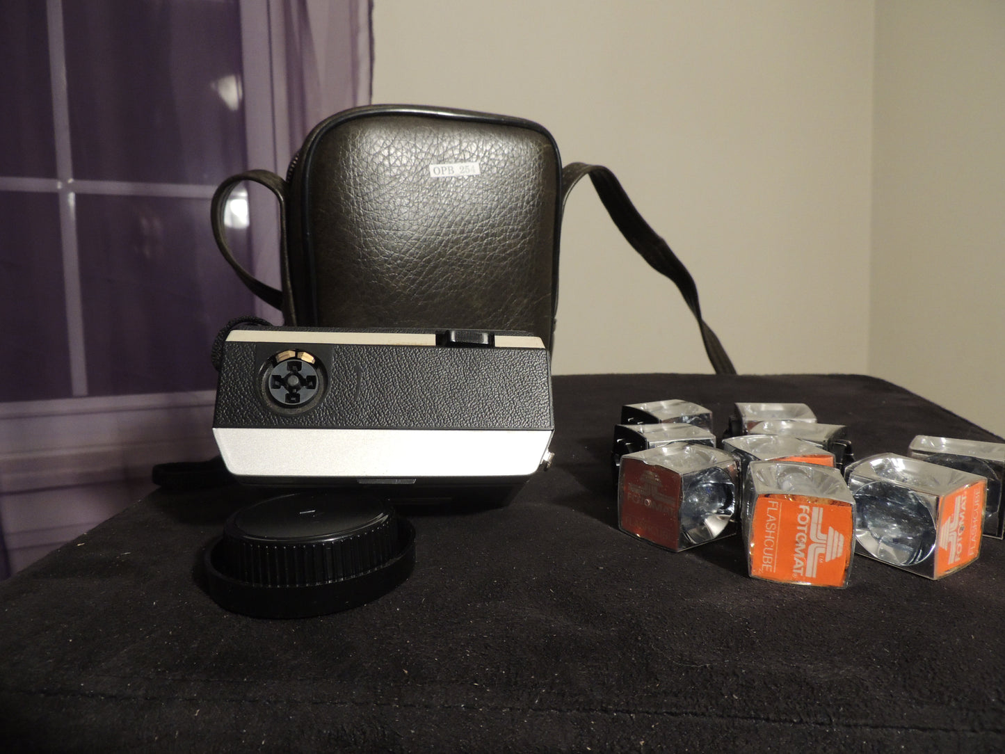 Kodak Instamatic 124, Film Camera, With case and nine (9) original flash cubes