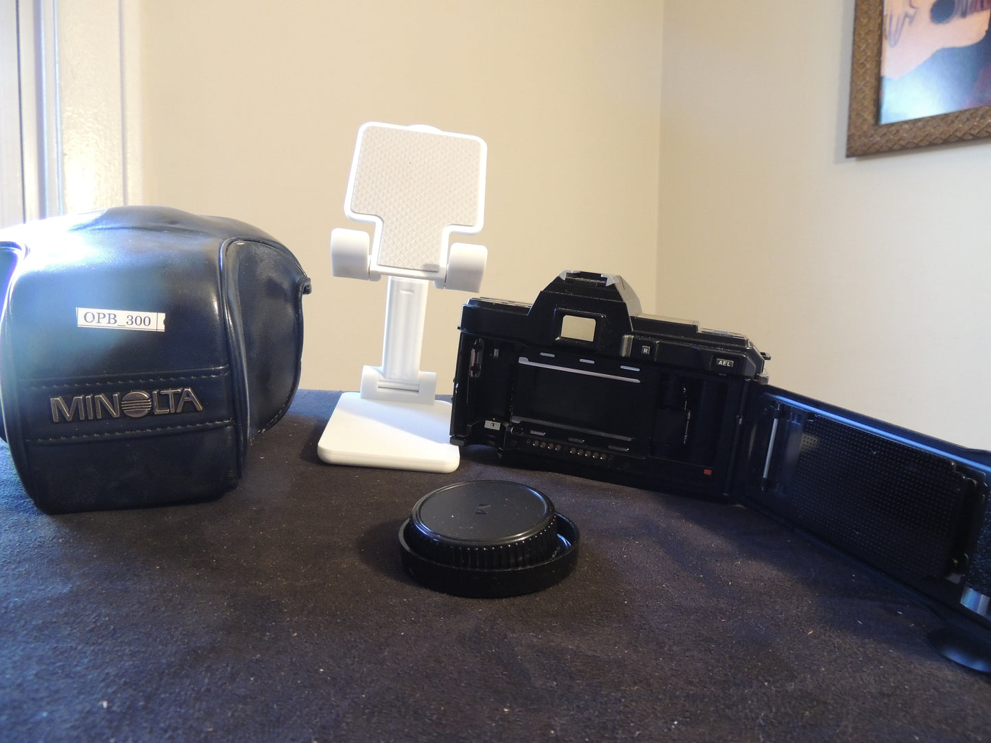 Minolta Maxxum 7000 35mm AF SLR, Camera only, with original leather case.