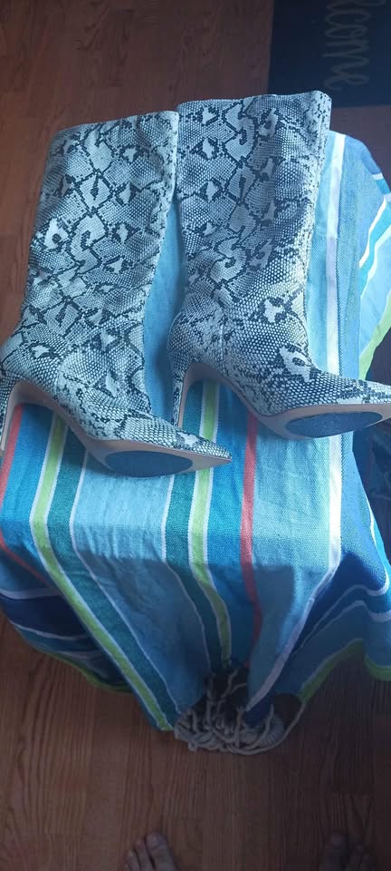 NEW Steve Madden Kinga Blue Faux Snakeskin Women Boot, size 6M