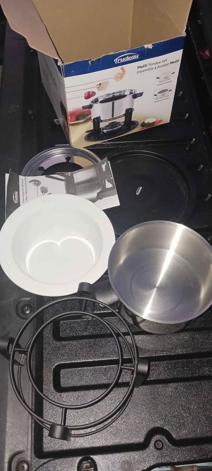 STAINLESS STEEL FONDUE POT SET with COOL TOUCH HANDLES NEW in the box
