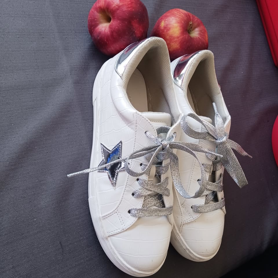 PARTY Women's Fashion Star Sneaker Lace Up Low Top Comfortable Cushioned Walking Shoes, Sneaker Lace Up, women size 9.0M