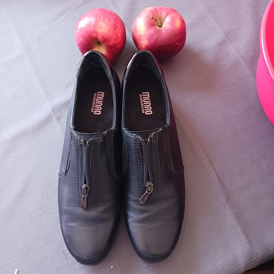 Nursing shoes, Munro Tech sole, Women Size: 8.5 (US)