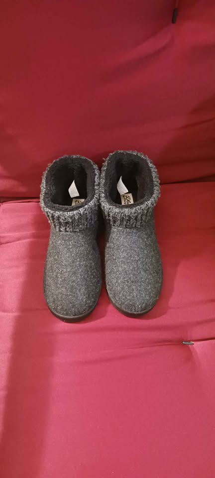 DEARFOAMS - Bella Knit Cuff Felted Bootie Slippers, Size 7 or 8.